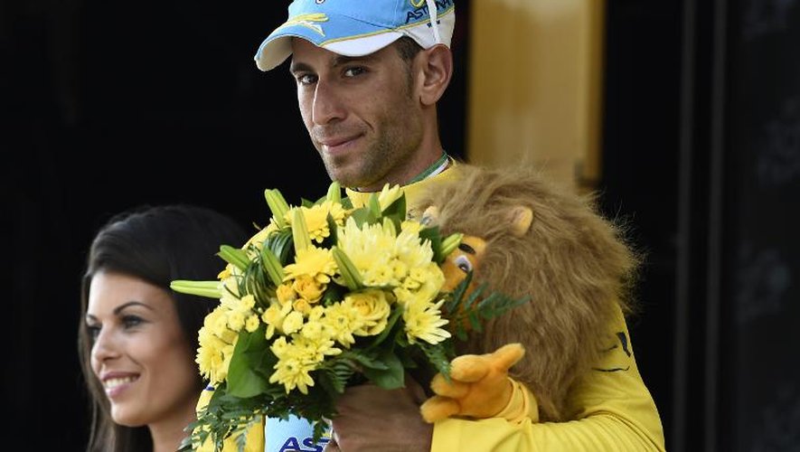 L'Italien Vincenzo Nibali (Astana), en jaune sur le podium de la 17e étape du Tour de France, au Pla d'Adet, le 23 juillet 2014