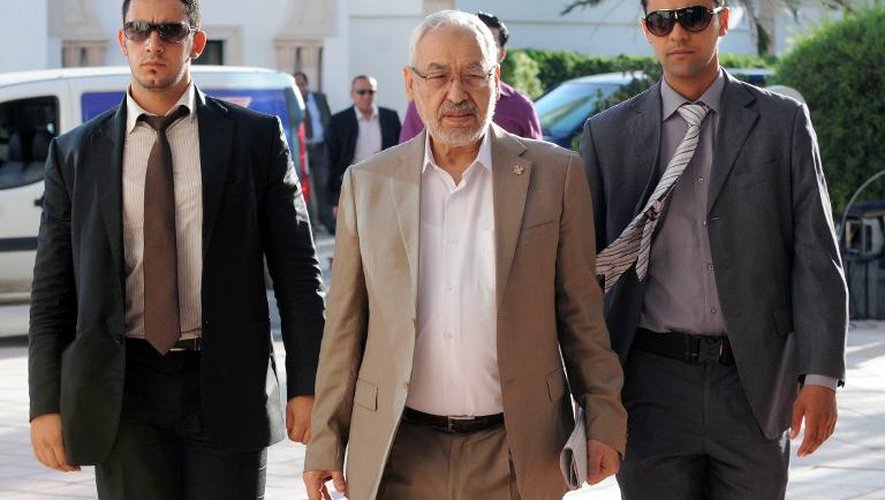 Le leader du parti islamiste Ennahda, Rached Ghannouchi (c), le 25 octobre 2013 à Tunis
