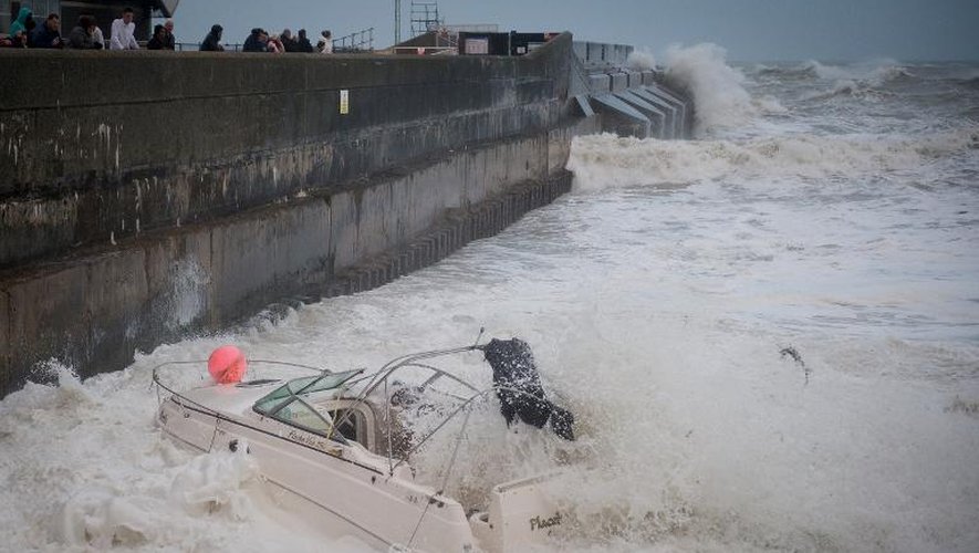 Un bateau est emporté par les vagues près de la marina de Brighton, le 27 octobre 2013 dans le sud de l'Angleterre