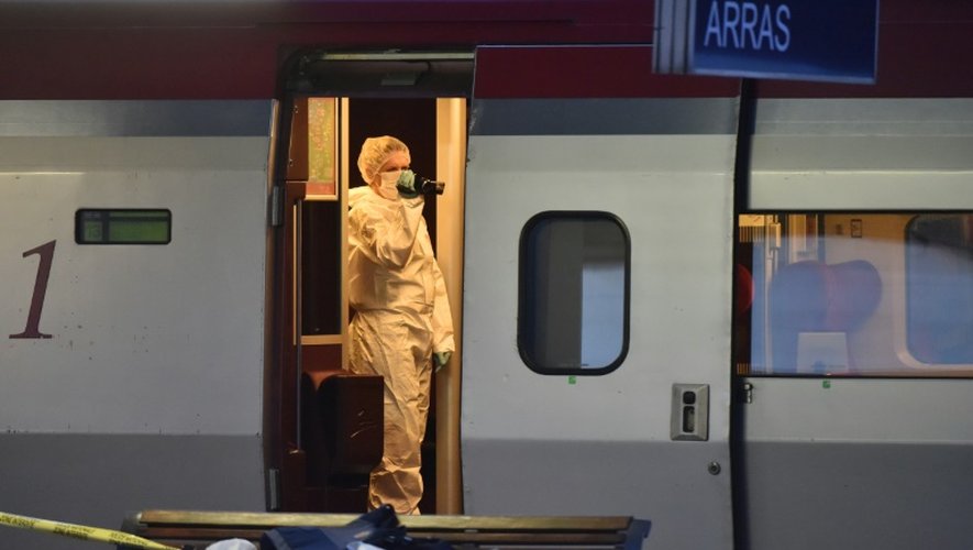 La police scientifique examine le 21 août 2015 en garde d'Arras le Thalys victime d'une attaque