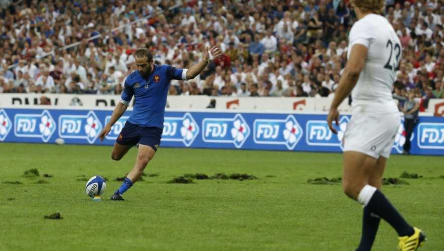 L'ouvreur du XV de France Frédéric Michalak tire une pénalité contre l'Angleterre en match de préparation au Mondial-2015, au Stade de France le 22 août 2015