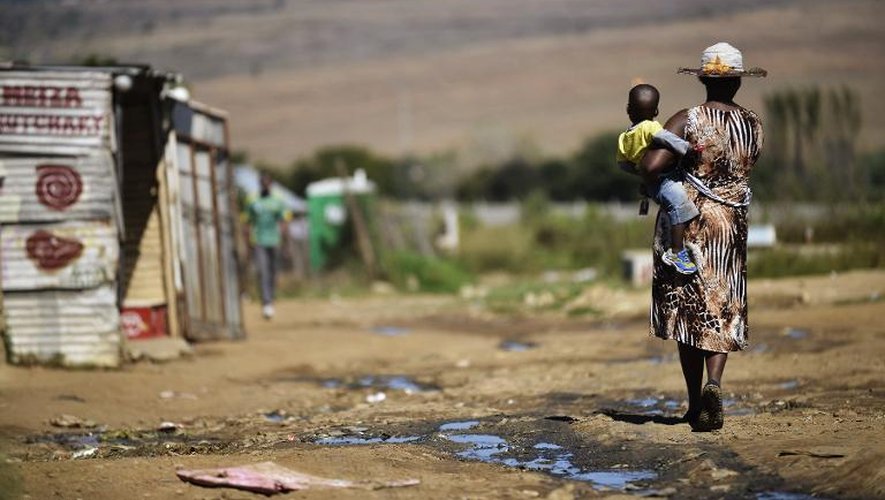 Une femme et son enfant dans un bidonville sur le continent africain, le 24 avril 2014