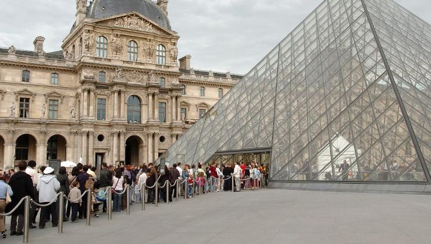 File d'attente de visiteurs à l'entrée du musée du Louvre à Paris
