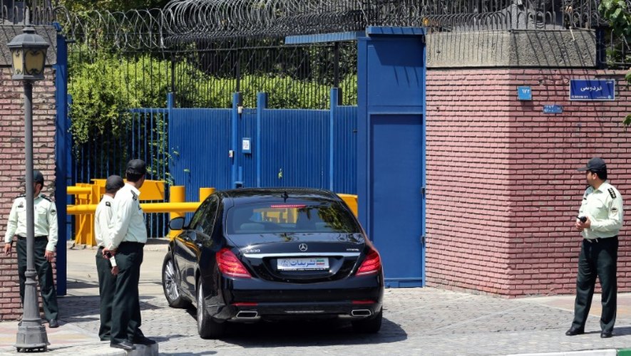 Une voiture de la délégation britannique accompagnant le chef de la diplomatie Philip Hammond entre dans l'ambassade britannique à Téhéran, le 23 août 2015