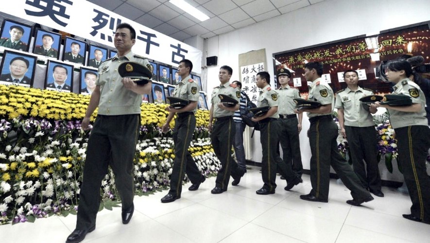 Des policiers lors d'une cérémonie d'hommage aux pompiers et soldats tués durant les explosions de Tianjin, à Tianjin le 18 août 2015