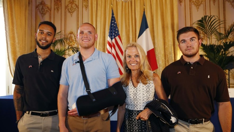 De gauche à droite, Anthony Sadler, Spencer Stone, l'ambassadrice des Etats-Unis en France Jane Hartley et Alek Skarlatos après une conférence de presse à l'ambassade américaine à Paris Le 23 août 2015