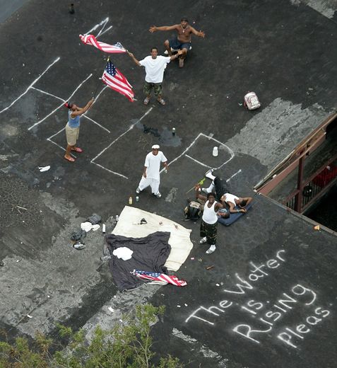 Des habitants de la Nouvelle-Orléans attendent d'être secourus après le passage de l'ouragan Katrina, le 1er septembre 2005