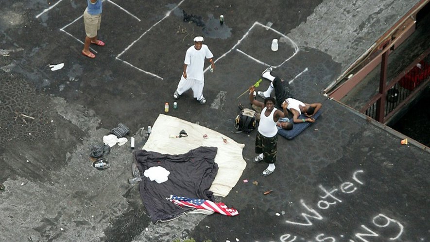 Des habitants de la Nouvelle-Orléans attendent d'être secourus après le passage de l'ouragan Katrina, le 1er septembre 2005