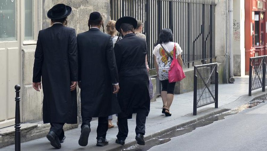 Des juifs orthodoxes dans les rues du quartier du Marais à Paris, le 12 juillet 2013