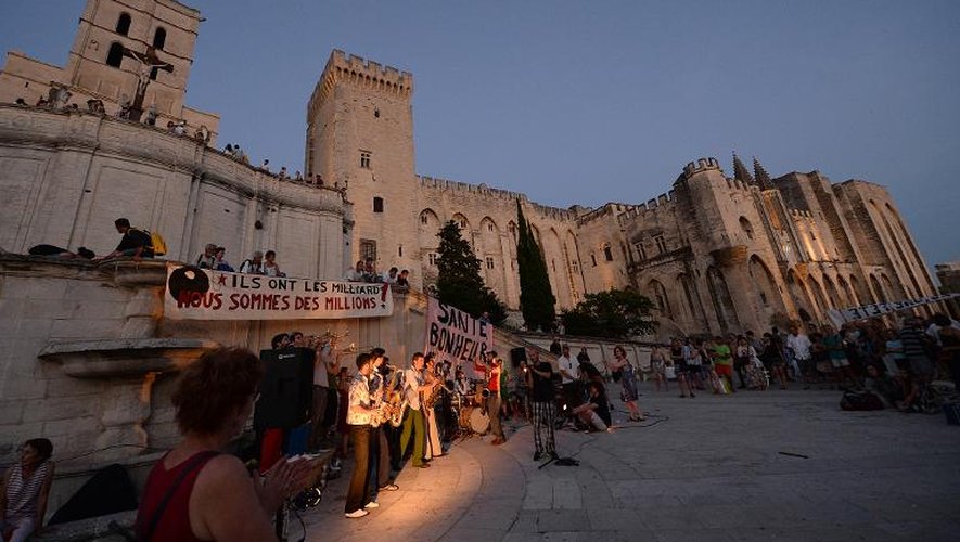 Des intermittents du spectacle protestent le 17 juillet 2014 à Avignon