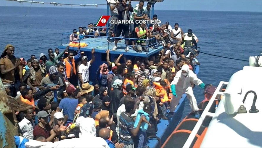 Des migrants sont secourus au large des côtes libyennes, dans une capture d'écran fournie par les garde-côtes italiens le 23 août 2015