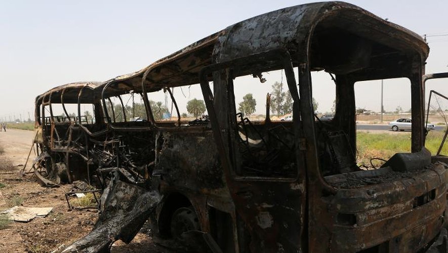 Les restes d'un bus attaqué le 24 juillet 2014 au nord de Bagdad