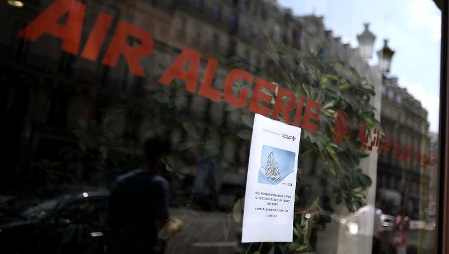 Une vitrine d'Air Algérie à Paris le 24 juillet 2014
