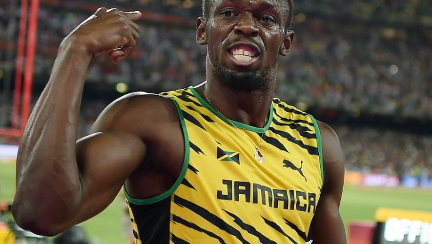 le Jamaïcain Usain Bolt célèbre son titre de champion du monde du 100 m, le 23 août 2015 à Pékin