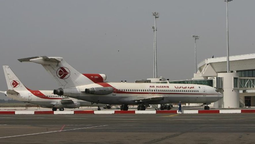 Un avion d'Air Algérie sur le tarmac de l'aéroport Houari Boumedienne le 16 mai 2006 à Alger