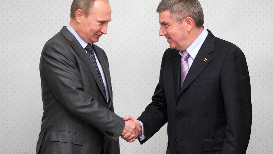 Le président russe Vladimir Poutine (g) et celui du CIO, Thomas Bach, le 29 octobre à Sotchi