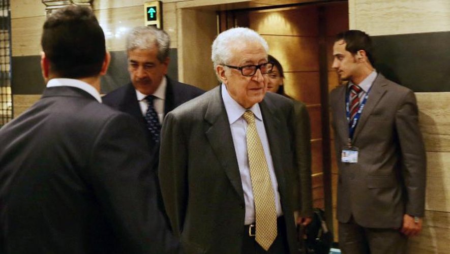 L'envoyé spécial des Nations Unies pour la Syrie Lakhdar Brahimi quitte l'hôtel Sheraton de Damas, le 30 octobre 2013