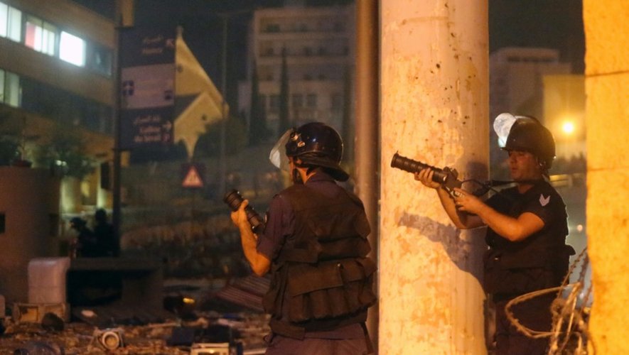 Des policiers anti-émeute tirent des gaz lacrymogènes contre des manifestants, le 23 août 2015 à Beyrouth