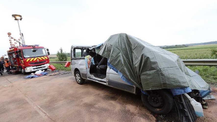La carcasse du minibus, entré en collision avec un poids lourd le 22 juillet 2014 à Courteranges, près de Troyes