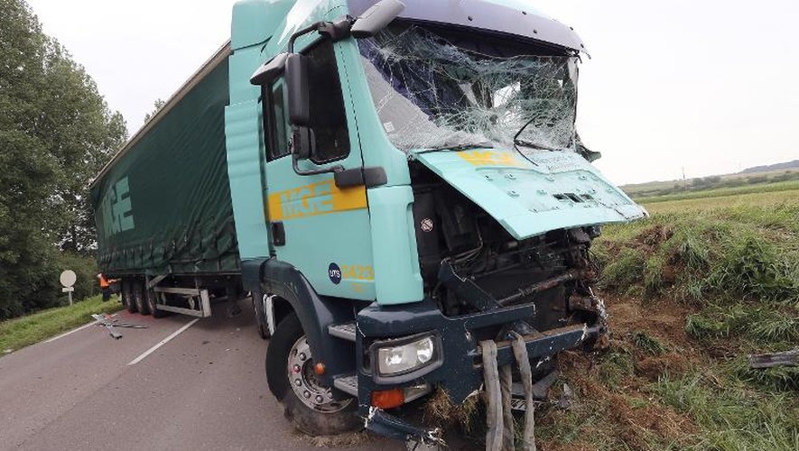 L'épave du poids-lourds après sa collision avec un minibus, près de Troyes le 22 juillet 2014