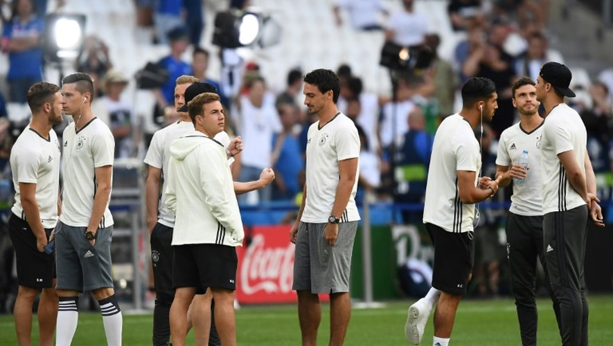 Les joueurs allemands lors de la reconnaissance de la pelouse avant la demi-finale de l'Euro, le 7 juillet 2016 au Vélodrome à Marseille