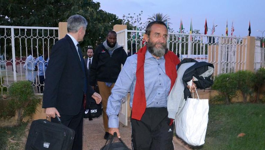 Les ex-otages Thierry Dol et Daniel Larribe à leur arrivée le 30 octobre 2013 à l'aéroport de Niamey