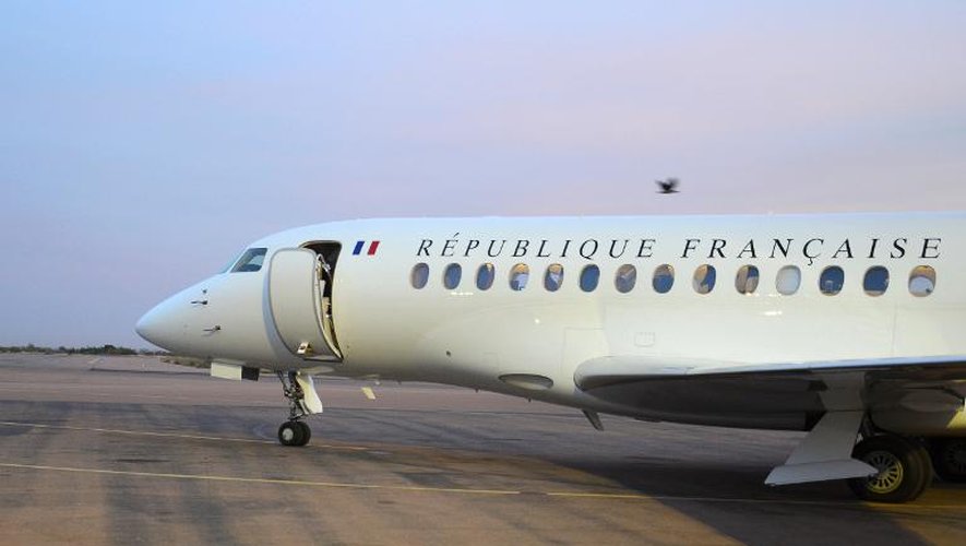 L'avion transportant les ex-otages français sur le point de décoller le 30 octobre 2013 de l'aéroport de Niamey