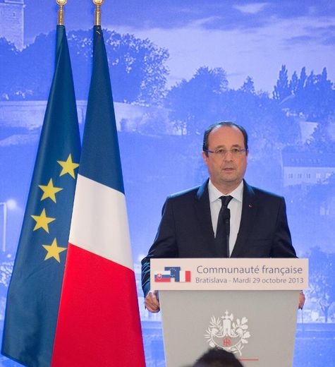 François Hollande annonce la libération des otages le 29 octobre 2013 depuis Brastilava où il est en visite officielle