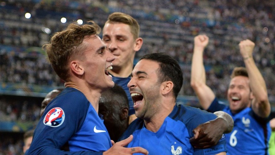 Joie d'Antoine Griezmann, Lucas Digne et Adil Rami après la victoire de la France sur l'Allemagne en demie-finale de l'Euro-2016 le 7 juillet 2016 à Marseille