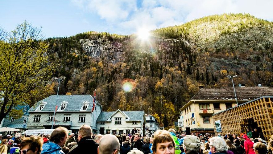 Rassemblement des habitants du village de Rjukan en Norvège, le 30 octobre 2013, jour de l'inauguration de miroirs géants, installés sur la montagne qui domine le village, censés réfléchir les rayons du soleil