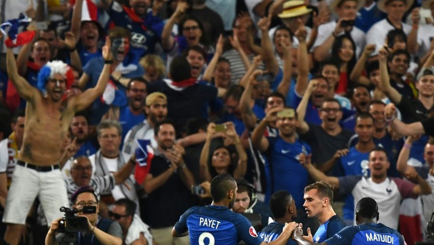 Antoine Griezmann applaudi lors de la demie-finale de l'Euro-2016 le 7 juillet 2016 à Marseille