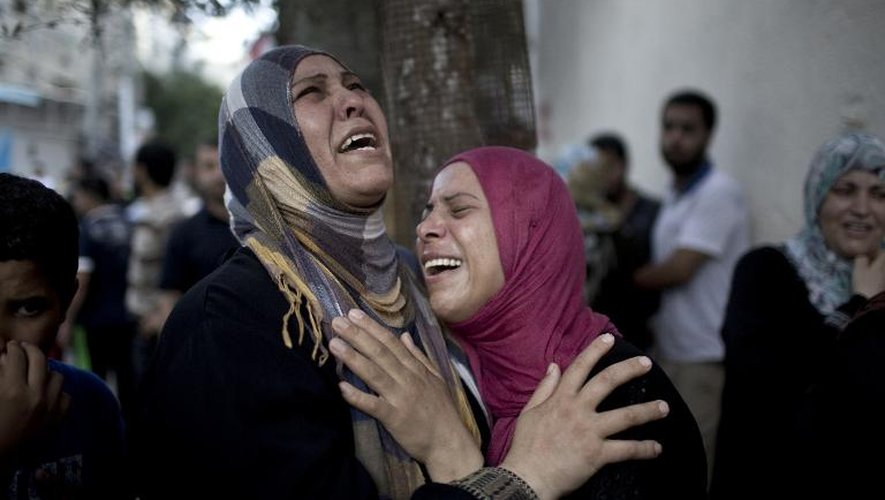 Des Palestiniennes pleurent des proches tuées dans les raids israéliens,  le 24 juillet 2014 devant la morgue de l'hôpital Kamal Adwan à Beit Lahiya