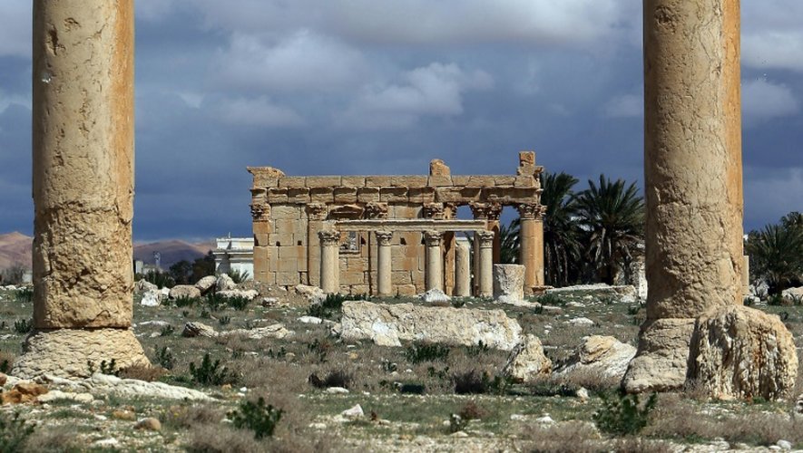 Le temple de Baalshamin, vu entre deux colonnes corinthiennes, le 14 mars 2014 dans la cité antique de Palmyre, en Syrie