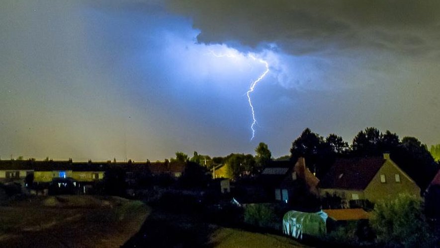 Un éclair lors d'un orage à Godewaersvelde, dans le Nord de la France, le 18 juillet 2014