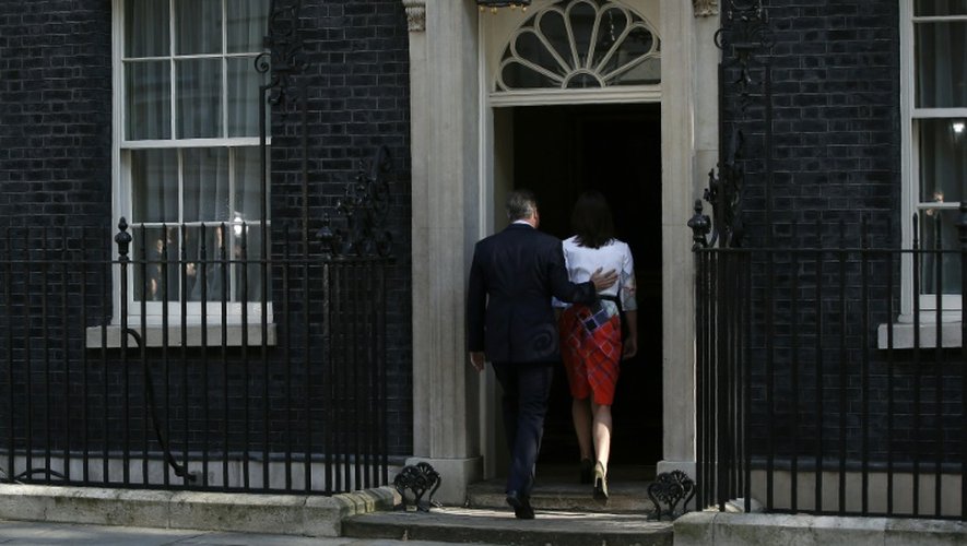 Le Premier Ministre David Cameron et son épouse s'apprêtent à rentrer au 10, Downing street, après une conférence de presse à Londres, le 24 juin 2016