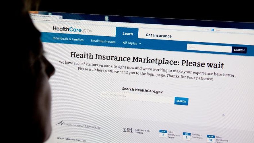 Une femme consulte le portail internet healthcare.gov destinés aux Américains non assurés, à Washington, le 1er octobre 2013