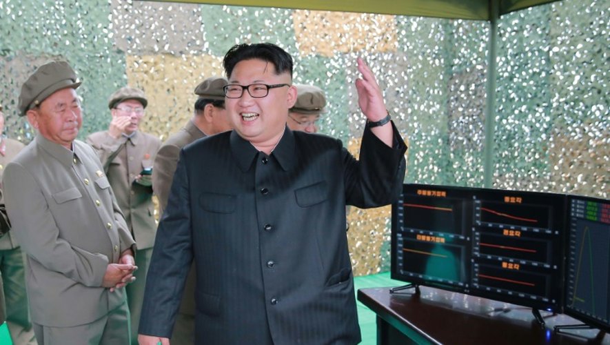 Photo diffusée le 23 juin 2016 par l'agence officielle nord-coréenne de son président Kim Jong-Un se félicitant du lancement d'un missile Hwasong-10