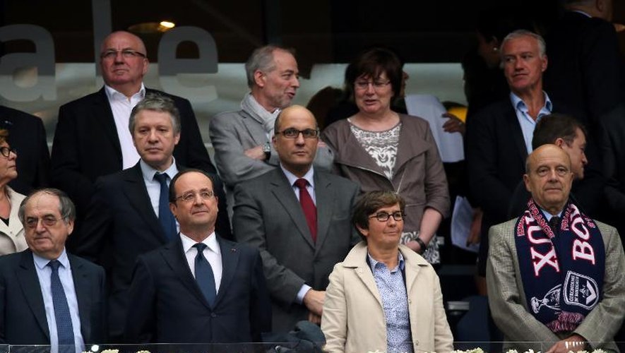 Le président François Hollande entre Noël Le Graët, le président de la fédération française de football, et la ministre des sports Valérie Fourneyron lors de la finale de  la Coupe de France le 31 mai 2013