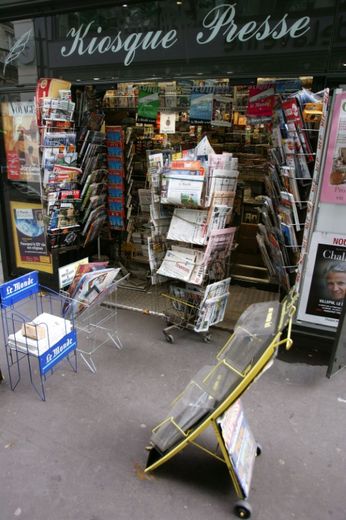 Journaux dans un kiosque le 9 septembre 2005 à Paris