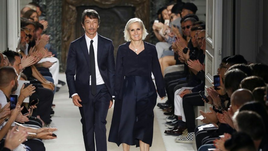 La créatrice italienne Maria Grazia Chiuri (d) et Pierpaolo Piccioli  lors d'un défilé Valentino à Paris, le 22 juin 2016