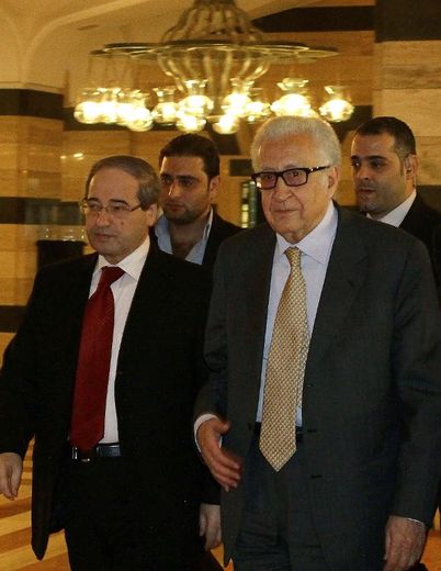 Le vice-ministre syrien des Affaire étrangères Faisal Moqdad et le médiateur Lakhdar Brahimi le 30 octobre 2013 à Damas