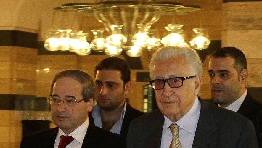 Le vice-ministre syrien des Affaire étrangères Faisal Moqdad et le médiateur Lakhdar Brahimi le 30 octobre 2013 à Damas