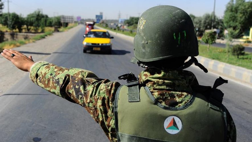 Un contrôle de l'armée sur une route d'Afghanistan en juin 2014