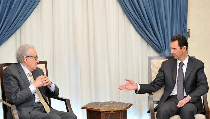 Photo fournie par Sana, l'agence de presse officielle de la Syrie, de la rencontre entre le président Bachar al-Assad (d) et le représentant spécial de l'ONU et de la Ligue arabe Lakhdar Brahimi, à Damas, le 30 octobre 2013