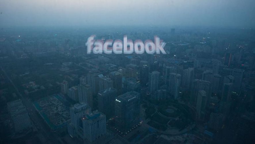 Sur un écran d'ordinateur, le logo de Facebook se reflète sur la ligne d'horizon de Pékin, le 16 mai 2012