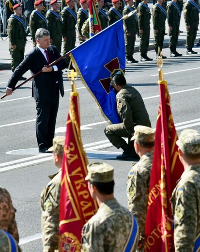 Le président urkrainien Petro Porochenko lors d'une parade militaire célébrant l'indépendance de l'Ukraine, le 24 août 2015 à Kiev