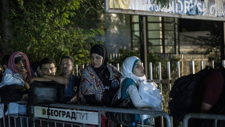 Des migrants attendent d'être enregistrés devant un centre pour réfugiés à Presevo, dans le sud de la Serbie, le 24 août 2015