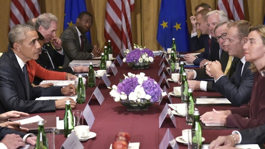 Barack Obama face à Donald Tusk, Jean-Claude Juncker et Federica Mogherini lors d'une rencontre avant le début du sommet de l'Otan le 8 juillet 2016 à Varsovie