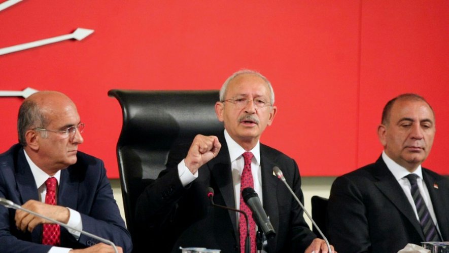 Kemal Kiliçdaroglu (c), chef de l'opposition social-démocrate (CHP, Parti républicain du peuple), se dirige aux journalistes, le 15 juin 2015 à Ankara