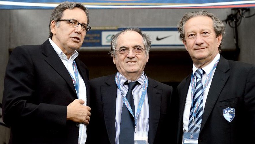Jean-Pierre Louvel (g), président du syndicat des clubs pros, en compagnie du préssident de la FFF Noël Le Graët (c) et du président de TF1 Nonce Paolini le 15 aou^t 2012 au Havre